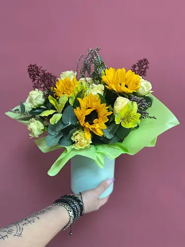 Шляпная коробка с подсолнухами и розами 