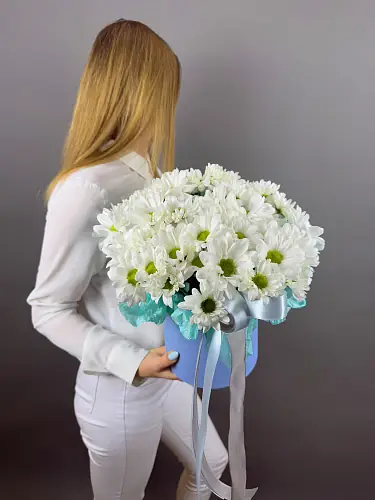 Букет живых цветов с хризантемой бакарди в нежной шляпной коробке