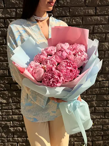 Букет из 11 ароматных пионов 