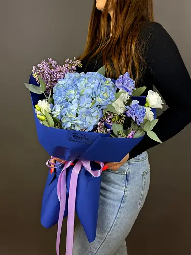 Букет с гортензией и сиренью 