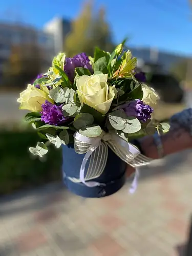 Коробка с цветами из роз и эустом