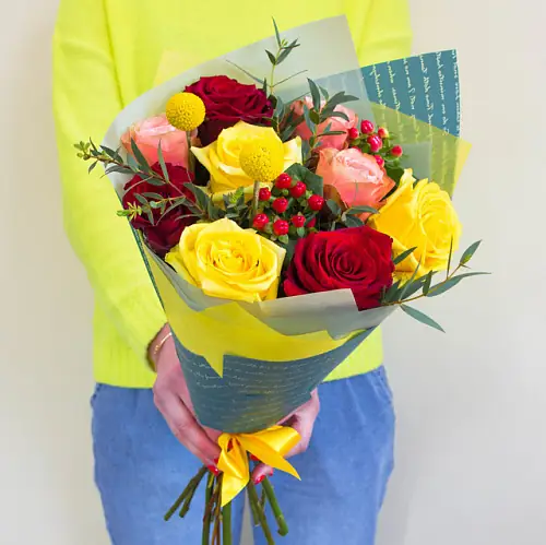 Букет "Огненный микс роз" в упаковке 