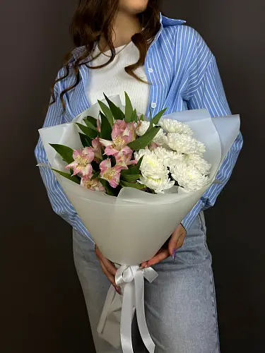 Нежный Букет Живых цветов с розовой альстромерией и кустовой хризантемой