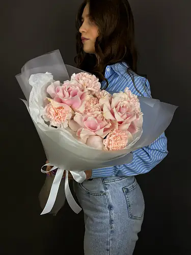 Розовый букет из диантусов и роз