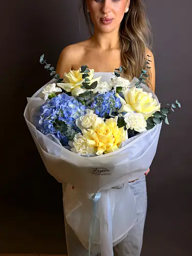 Букет с голубыми гортензиями и розами 