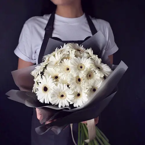 25 Белых Гербер в упаковке