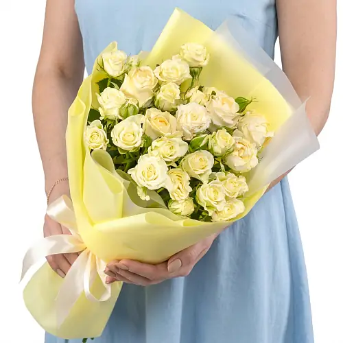 Букет 11 Кустовых Белых Роз в упаковке
