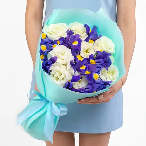 Букет из лизиантуса и ирисов