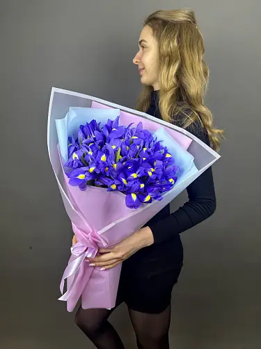 Букет из ирисов в дизайнерской упаковке