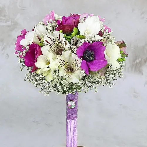 Композиция невесты из анемонов, с фрезией белой и латирусом