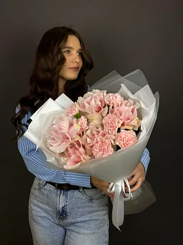 Букет живых цветов с диантусами и розой