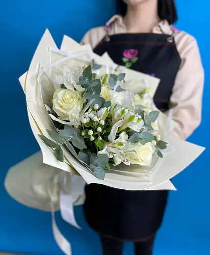 Розы и гиперикум