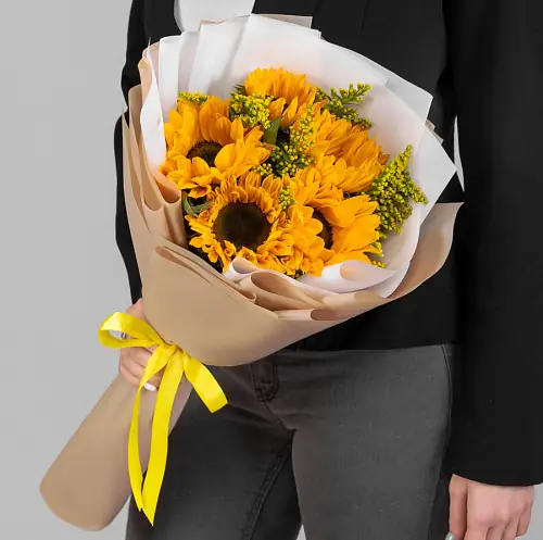 Подсолнухи и солидаго в упаковке 