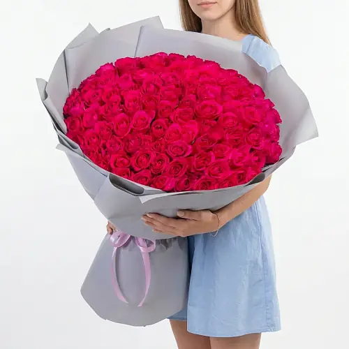 101 Яркая розовая роза в упаковке