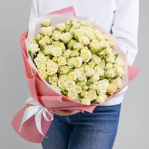 45 белых кустовых роз