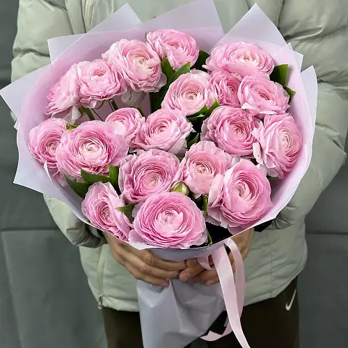 19 розовых ранункулюсов 