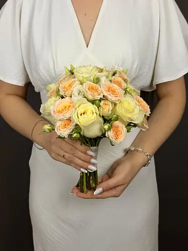 Букет с кустовыми розами