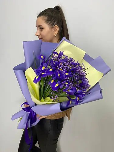 Букет с ирисами и гипсофилой