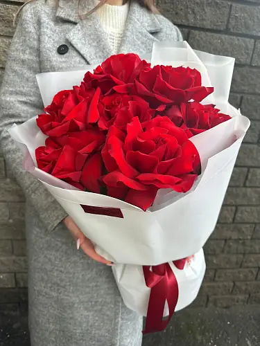 7 Красных роз в дизайнерской упаковке