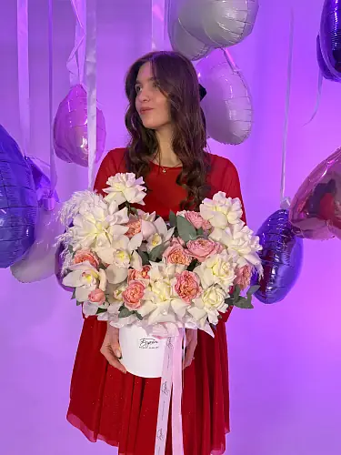 Нежная композиция с орхидеями и розами 