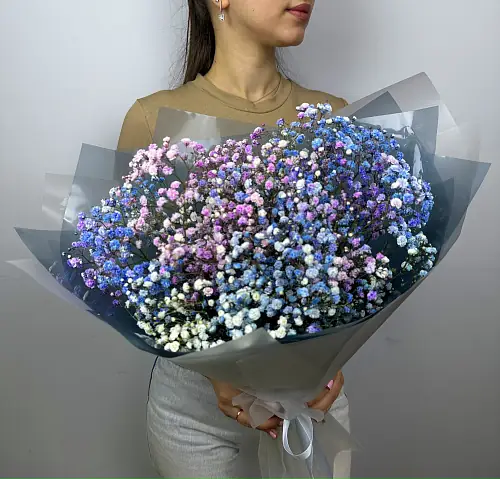 Букет живых цветов из радужной гипсофилы