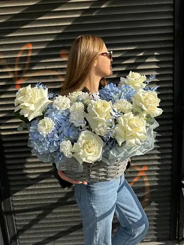 Корзина с цветами - розы пионовидные и голубая гортензия
