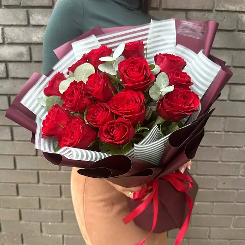 Букет из красных роз с эвкалиптом