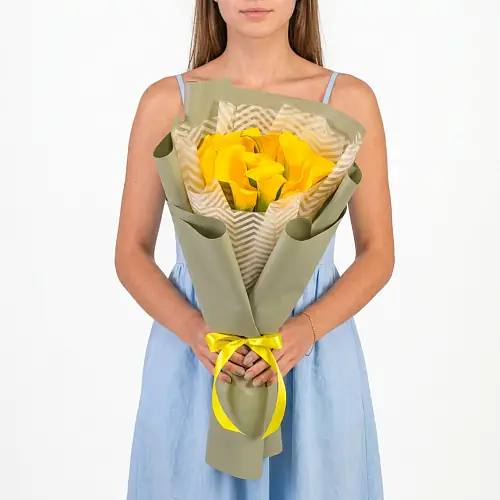 9 Желтых Калл в упаковке