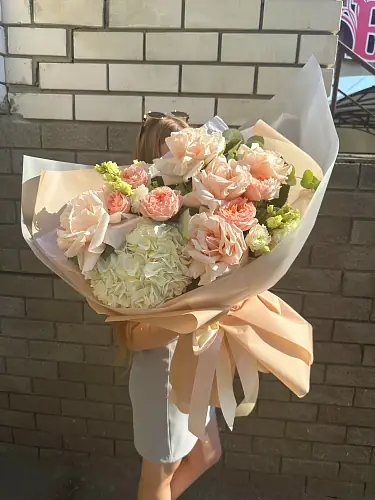 Букет с нежной розой и гортензией из свежих цветов