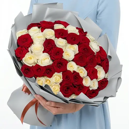 Букет из 51 красной и белой розы