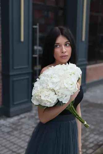 5 белоснежных гортензий 