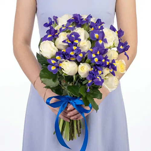 15 Белых Роз и Ирисы под ленту