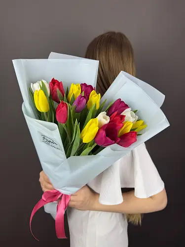 Букет из 17 разноцветных тюльпанов