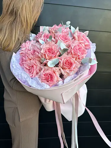 Букет из 15 нежных пионовидных роз с Эвкалиптом