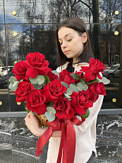 Корзина с красными розами