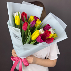 Букет из 17 разноцветных тюльпанов